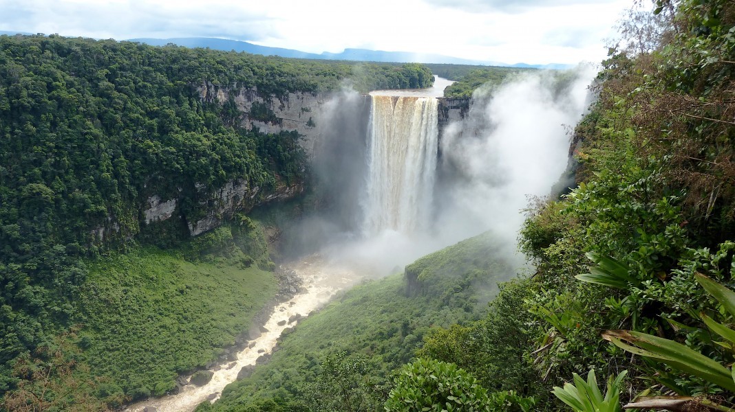 Quelle est la hauteur des chutes de Kaieteur ?